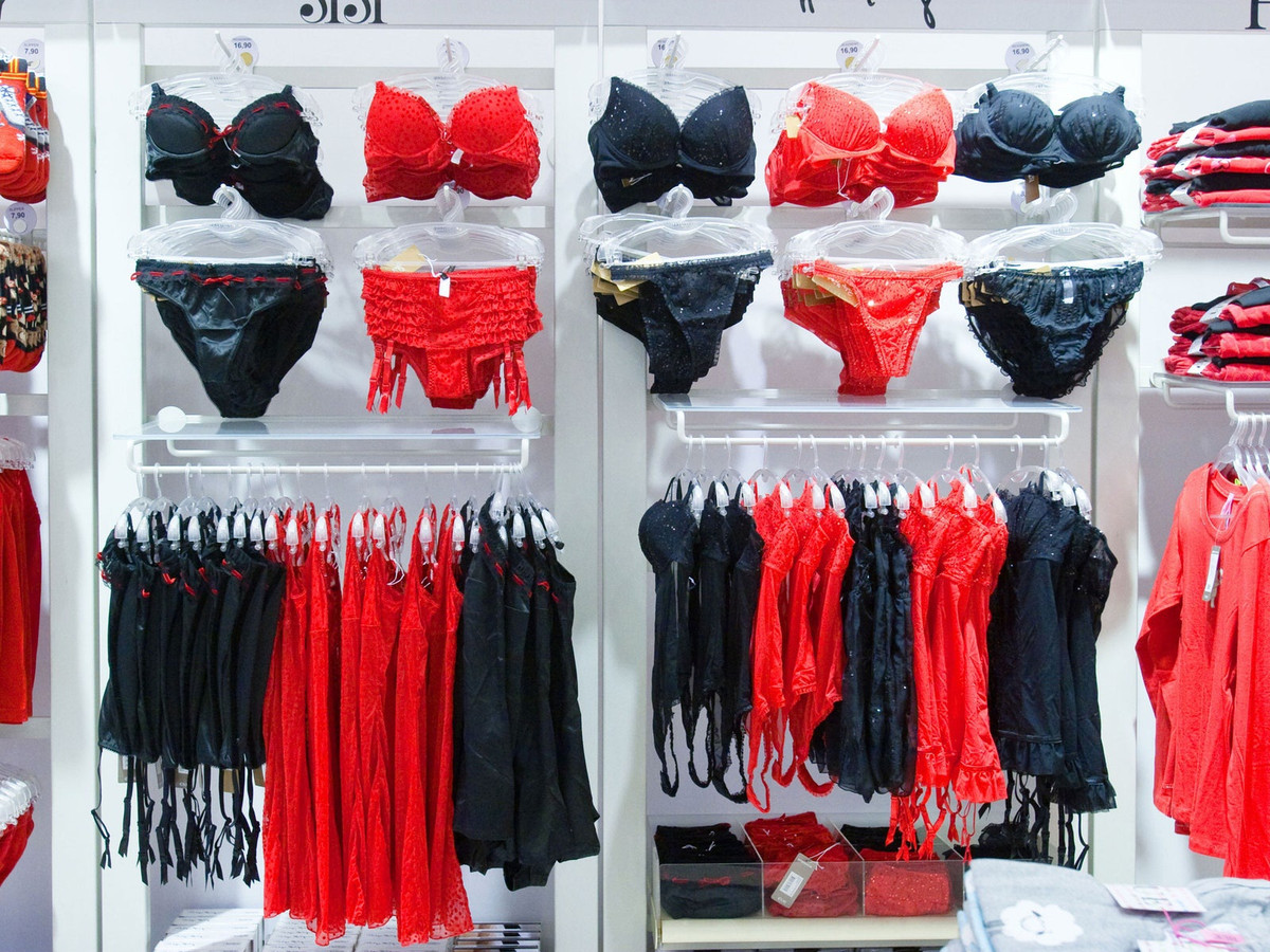  Brazil: Tại Brazil, cũng như các quốc gia Trung và Nam Mỹ khác như Ecuador, Bolivia và Venezuela, người ta cho rằng may mắn sẽ đến khi mặc đồ lót đặc biệt vào đêm giao thừa. Màu sắc phổ biến nhất là màu đỏ, với ý nghĩa có tình yêu trong năm mới và màu vàng mang đến tiền bạc.