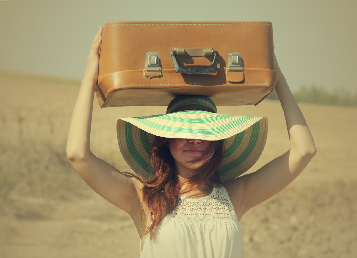  Colombia: Với hy vọng về một năm lấp đầy với các hoạt động du lịch và phiêu lưu, người dân Colombia thường đi bộ quanh khu nhà với một chiếc vali rỗng vào đêm giao thừa.