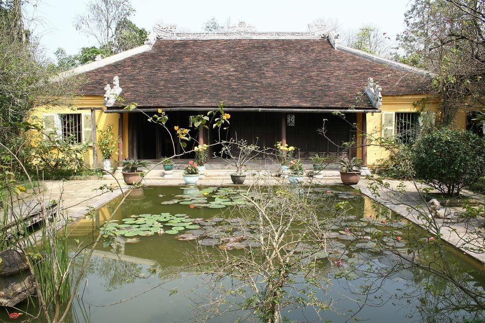 Theo sử sách, vùng quê được vua Thành Thái chọn để tuyển cung phi thường là Kim Long, phía Tây của kinh thành Huế. Đến nay, dân gian Huế vẫn có câu: "Kim Long có gái mỹ miều / Trẫm thương, trẫm nhớ, trẫm liều trẫm đi".