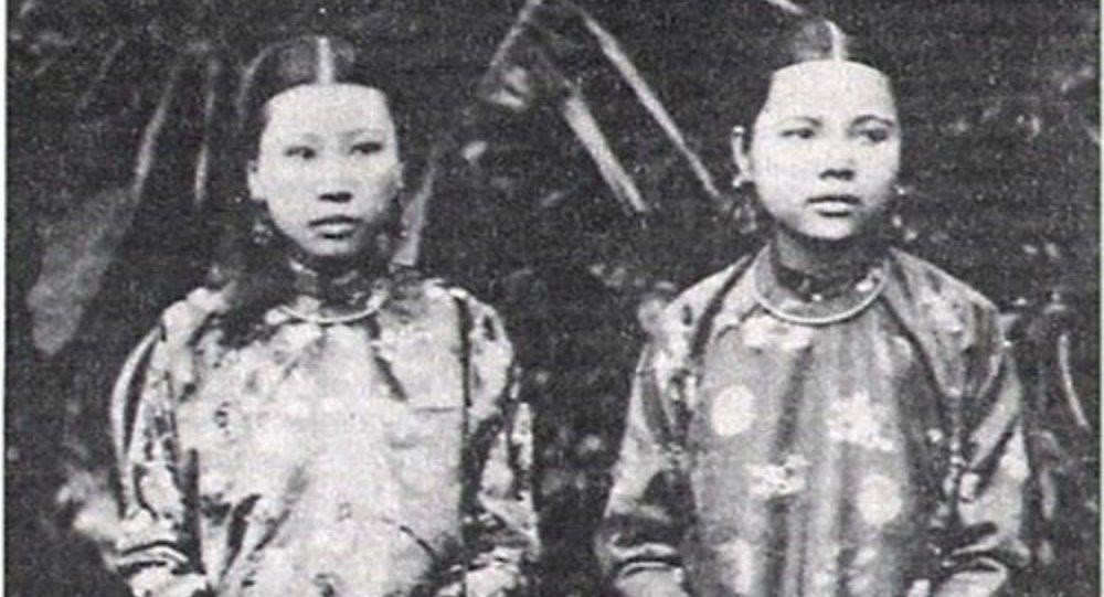 Cung phi được tổ chức thành đội quân tóc dài, tổ chức huấn luyện, chờ ngày đánh đuổi thực dân Pháp. Theo một số tư liệu lịch sử, vua Thành Thái chiêu mộ được 5 đội nữ binh, mỗi đội khoảng 50 cô gái, được huấn luyện, chờ ngày khởi nghĩa.