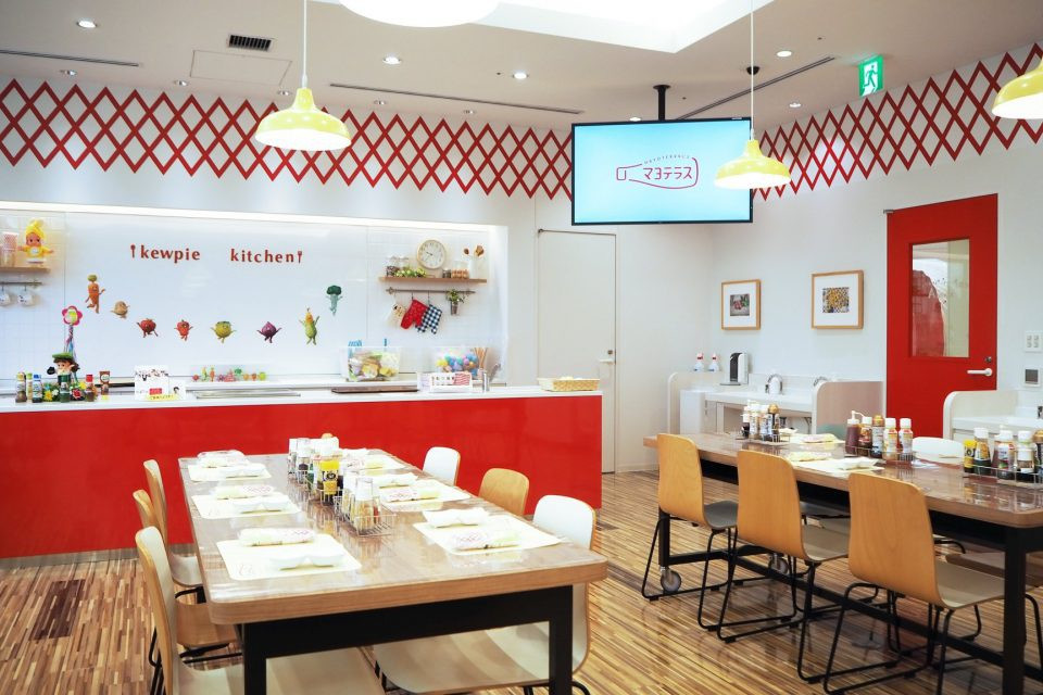 br/> Bảo tàng mayonaise ở Nhật Bản sẽ giới thiệu cho du khách về nguồn gốc và cách sản xuất sốt kem qua một nhà máy mô phỏng. Du khách cũng có thể tự tay tạo ra nước sốt, nếm thử các loại mayonaise và mua về tại cửa hàng quà tặng. Du khách có thể đặt lịch tham quan trước tại các công ty lữ hành. Ảnh: Coconuts.co.