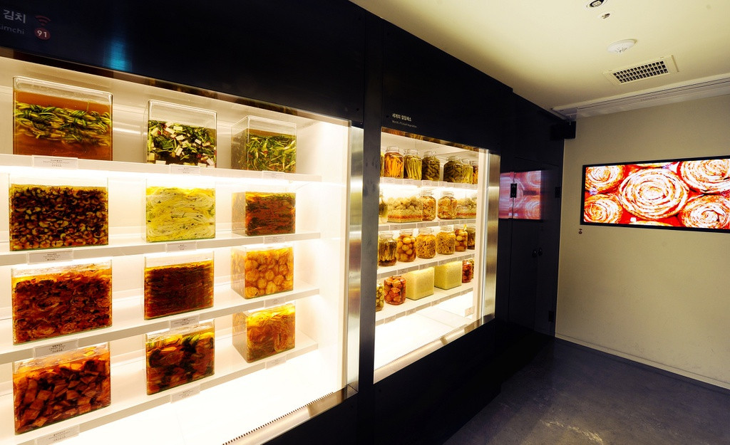 br/> Kim chi có mặt trong ẩm thực truyền thống ở khắp nơi trên đất nước Hàn Quốc. Tới quốc gia này, bạn bắt gặp đủ kiểu nhà hàng phục vụ các loại rau lên men. Thành phố Seoul có hẳn một bảo tàng cho kim chi. Mở cửa từ năm 1986 sau đó chuyển đến phố Insa-dong, khu vực đông khách du lịch, bảo tàng là nơi để du khách tìm hiểu lịch sử và sự phát triển của món ăn nổi tiếng này. Ảnh: Coconuts.co.