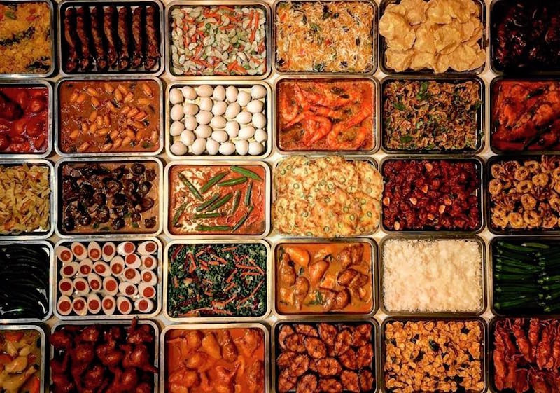 br/> Đến Malaysia, du khách có thể ghé thăm bảo tàng văn hóa ẩm thực của Penang. Nơi đây trưng bày các món ăn độc đáo của đất nước như penang laksa (bún cá sốt me), trà sữa, gà rendang, mì, sầu riêng... Các món ăn được làm từ nhựa nhưng không kém phần hấp dẫn và khơi gợi cơn đói cồn cào của du khách. Ảnh: Coconuts.co.