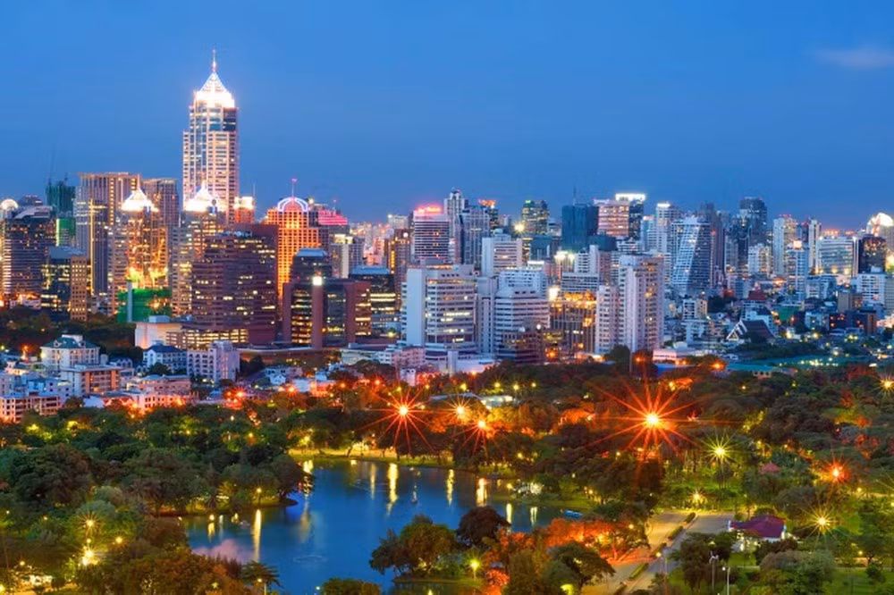 Ở Thái Lan, giẫm lên tiền, dù vô tình hay cố ý, là phạm luật.