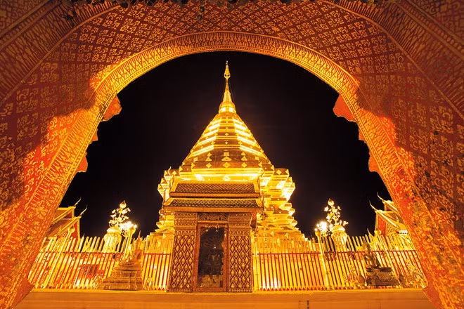 Tên thủ đô của Thái Lan là: "Krung Thep Maha Nakhon Amon Rattanakosin Mahinthara Ayutthaya Mahadilok Phop Noppharat Ratchathani Burirom Udom Ratchaniwet Mahasathan Amon Phiman Awatan Sathit Sakkathattiya Witsanu Kamprasit ". Thành phố này mang rất nhiều ý nghĩa khác nhau như: "Thành phố của các thánh thần, thành phố vĩ đại của những vị thần bất tử, thành phố châu báu tráng lệ của thần Indra, chiếc ngai vàng của đức vua Ayutthaya, thành phố của đền đài tráng lệ, thành phố của cung điện và lãnh địa hoành tráng nhất của Hoàng gia, ngôi nhà của thần Vishnu và tất cả các vị thần". Theo Fox News, sách kỷ lục thế giới Guinness ghi nhận tên thủ đô của Thái Lan dài nhất thế giới.