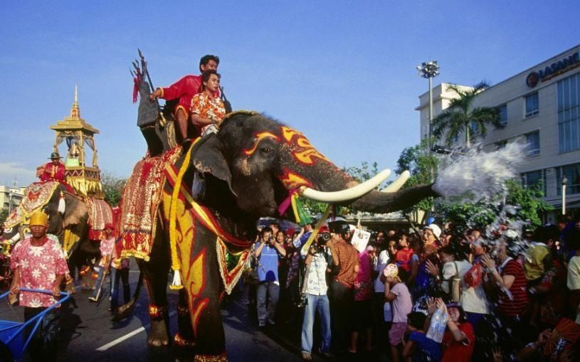 Songkran là một trong những lễ hội té nước lớn nhất thế giới, diễn ra vào tháng tư hàng năm ở Thái Lan. Đây cũng là dịp để người dân thanh tẩy cơ thể lẫn nhà cửa, báo hiệu năm mới của người Thái.