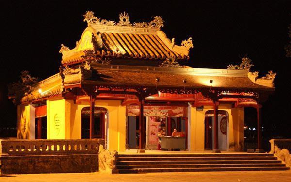 Nghênh Lương Đình là một trong những công trình kiến trúc tiêu biểu của Cố đô Huế, nằm bên dòng sông Hương.