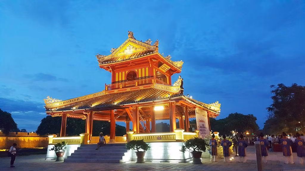 Nằm bên cạnh Nghênh Lương Đình là Phu Văn Lâu (lầu trưng bày văn thư của triều đình). Đây là nơi dùng làm nơi niêm yết những chỉ dụ quan trọng của nhà vua và triều đình, hoặc kết quả các kỳ thi do triều đình tổ chức.