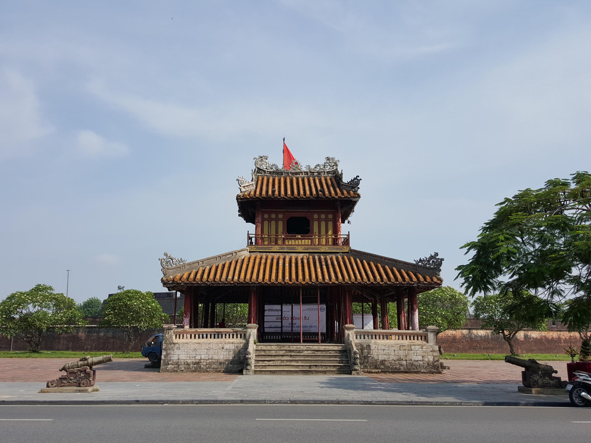 Nghênh Lương Đình được xây dựng năm 1852 dưới thời vua Tự Đức triều Nguyễn. Đến năm Thành Thái thứ 15 (1903), công trình được trùng tu cẩn thận. Năm Khải Định thứ ba (1918), nó được tôn tạo thêm một lần nữa.