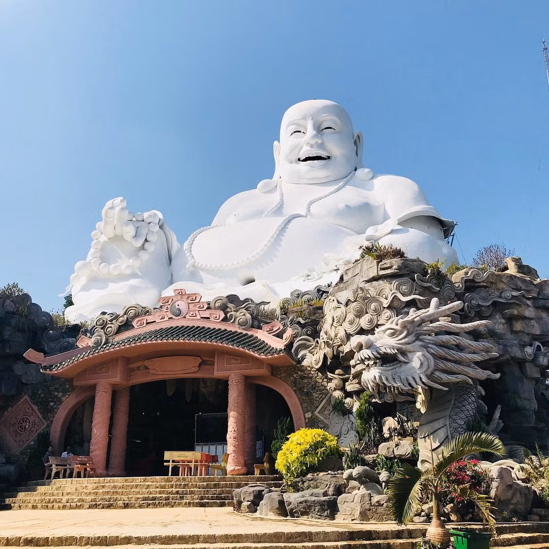 Trên đỉnh núi Cấm, tức Thiên Cấm Sơn, ở huyện Tịnh Biên, tỉnh An Giang có công trình tượng Phật Di Lặc lập kỷ lục châu Á. Theo các tài liệu, tượng có chiều cao 33,6 m, ước nặng 600 tấn, diện tích bệ tượng 27x27 m, có kết cấu bê tông cốt thép. Ảnh: Loc1009.