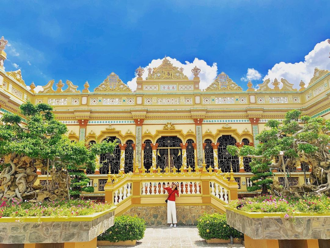 Chùa Vĩnh Tràng từng được Trung tâm Sách kỷ lục Việt Nam xác lập danh hiệu "ngôi chùa đầu tiên ở Việt Nam có phong cách kiến trúc kết hợp giữa phương Đông và phương Tây". Các chuyên gia nghiên cứu đánh giá cao giá trị lịch sử mỹ thuật của công trình. Ảnh: Dieunhu_.