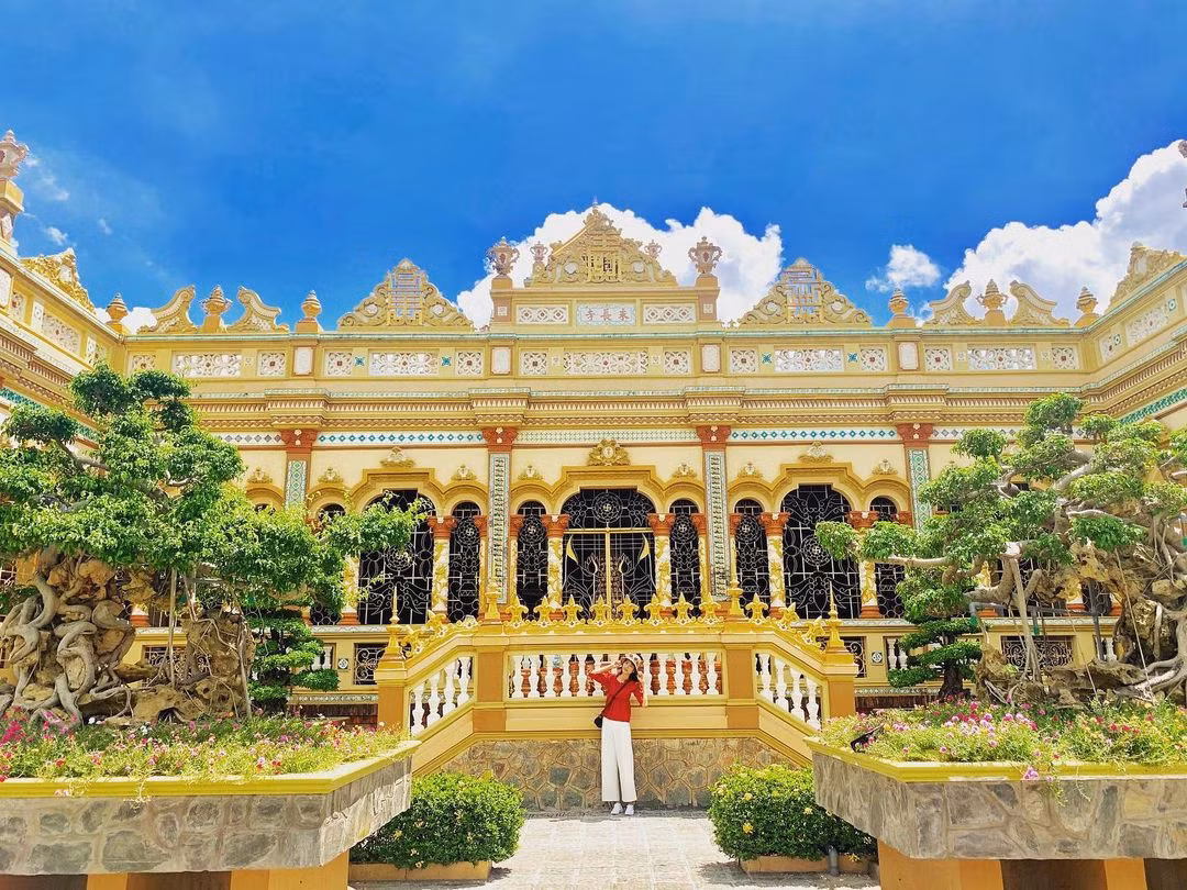 Chùa Vĩnh Tràng từng được Trung tâm Sách kỷ lục Việt Nam xác lập danh hiệu "ngôi chùa đầu tiên ở Việt Nam có phong cách kiến trúc kết hợp giữa phương Đông và phương Tây". Các chuyên gia nghiên cứu đánh giá cao giá trị lịch sử mỹ thuật của công trình. Ảnh: Dieunhu_.