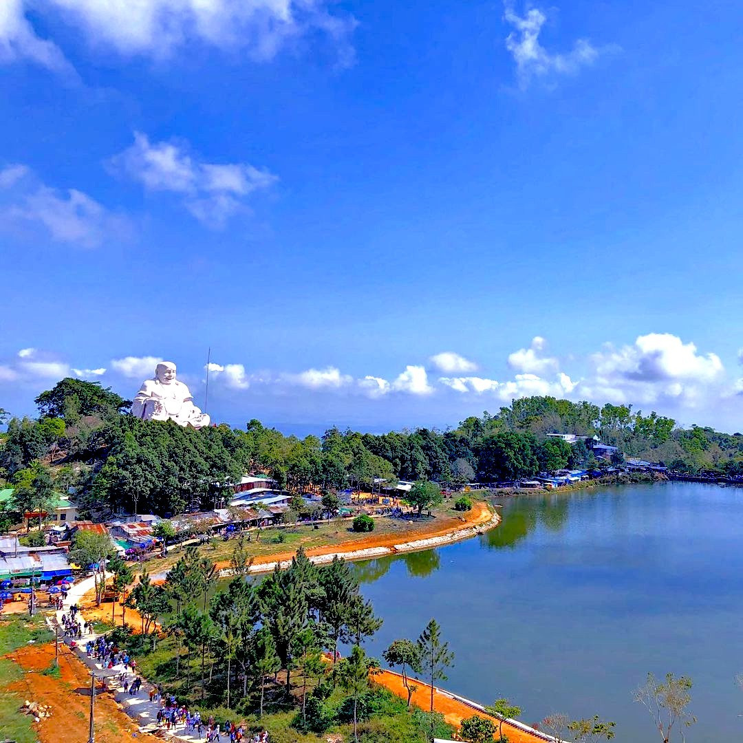 Cùng với tượng Phật Di Lặc uy nghi, hồ Thủy Liêm trên núi Cấm có khung cảnh sơn thủy hữu tình, là điểm check-in du khách không thể bỏ qua. Ảnh: Jin.ntt.