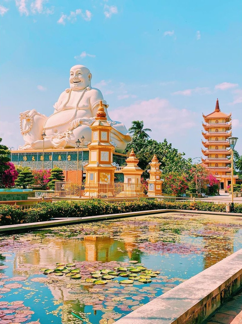 Chùa Vĩnh Tràng là điểm đến nổi tiếng ở TP Mỹ Tho, tỉnh Tiền Giang. Khuôn viên chùa có tượng Phật Di Lặc cao 20 m, nặng khoảng 250 tấn, khánh thành năm 2010. Ảnh: Vacationvagabond.