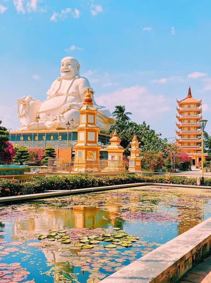 Chùa Vĩnh Tràng là điểm đến nổi tiếng ở TP Mỹ Tho, tỉnh Tiền Giang. Khuôn viên chùa có tượng Phật Di Lặc cao 20 m, nặng khoảng 250 tấn, khánh thành năm 2010. Ảnh: Vacationvagabond.