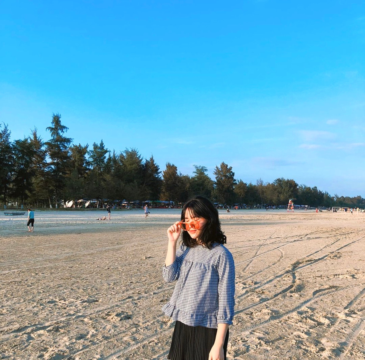 Biển Trà Cổ thuộc thành phố Móng Cái, tỉnh Quảng Ninh. Bãi biển có chiều dài 17 km, được Tổ chức Kỷ lục Việt Nam công nhận bãi biển dài nhất Việt Nam. Địa điểm này thu hút du khách với bãi tắm rộng và bằng phẳng, cát trắng mịn hòa trong nền nước biển xanh biếc suốt bốn mùa.