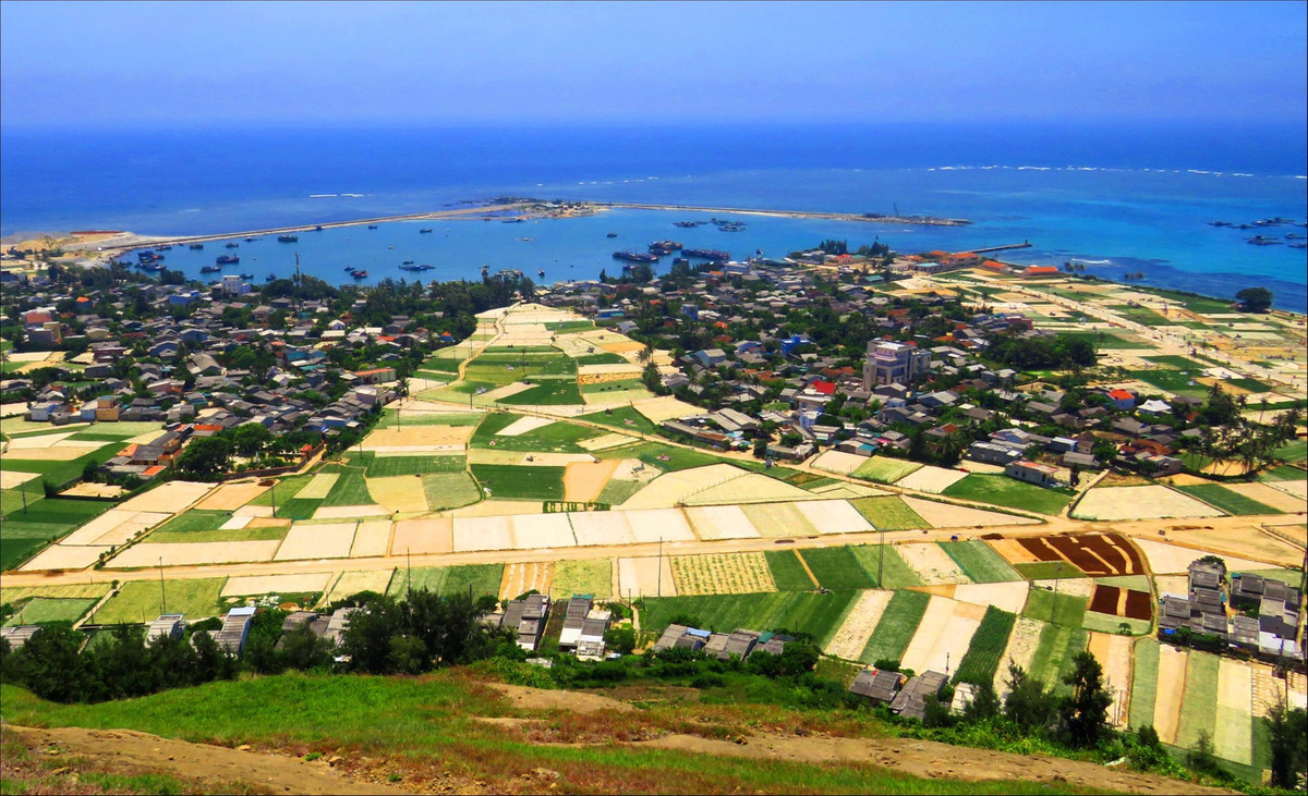 Với khoảng 1.888 người/km2, Lý Sơn (Quảng Ngãi) trở thành nơi có mật độ dân số lớn nhất trong số các huyện đảo ở Việt Nam. Nơi đây nổi tiếng với những cánh đồng hành tỏi, bãi biển xanh ngắt và những di tích miệng núi lửa độc đáo, thu hút đông đảo khách du lịch.