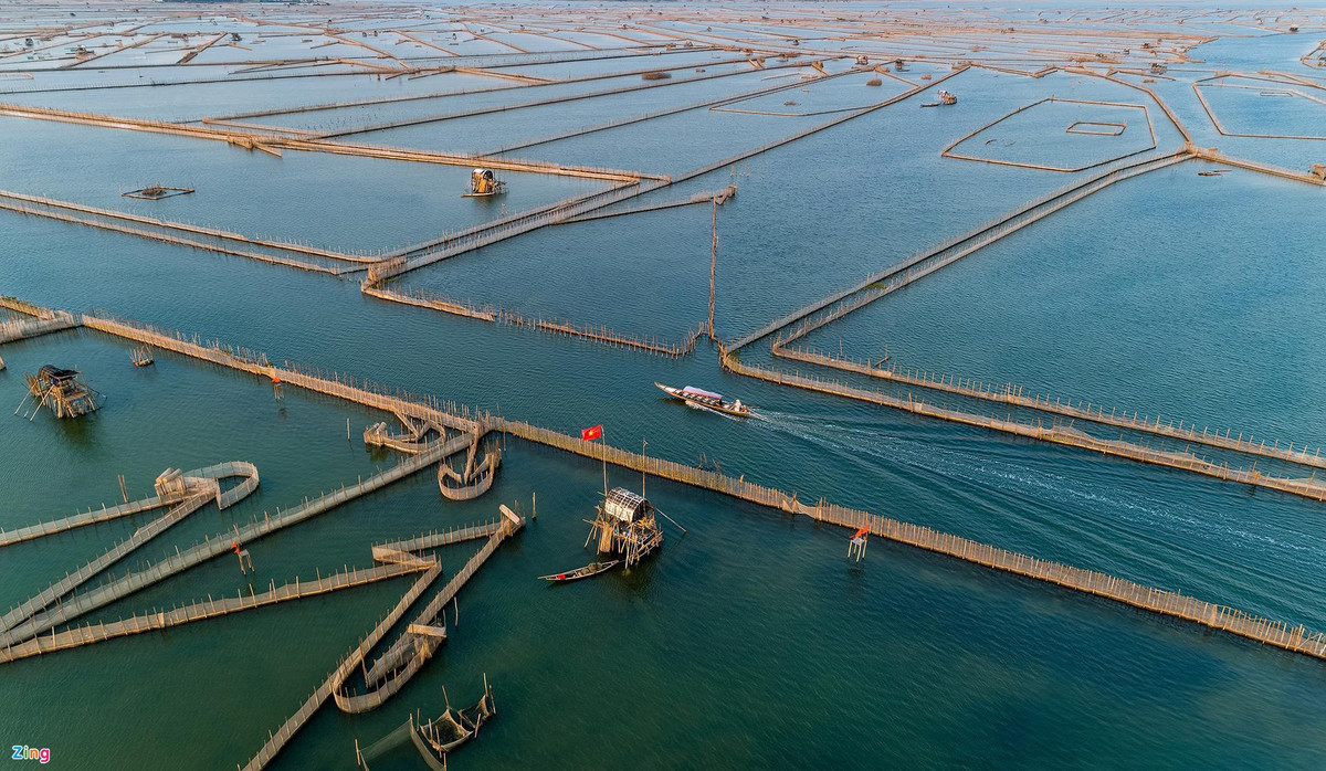 Hệ đầm phá Tam Giang - Cầu Hai trải dài 68 km, thuộc địa phận 4 huyện Phong Điền, Quảng Điền, Hương Trà và Phú Vang, tỉnh Thừa Thiên - Huế. Đây là đầm phá nước lợ lớn nhất Đông Nam Á với tài nguyên động thực vật phong phú. Bình minh và hoàng hôn là 2 thời điểm đầm phá trở nên quyến rũ và thu hút du khách hơn cả.