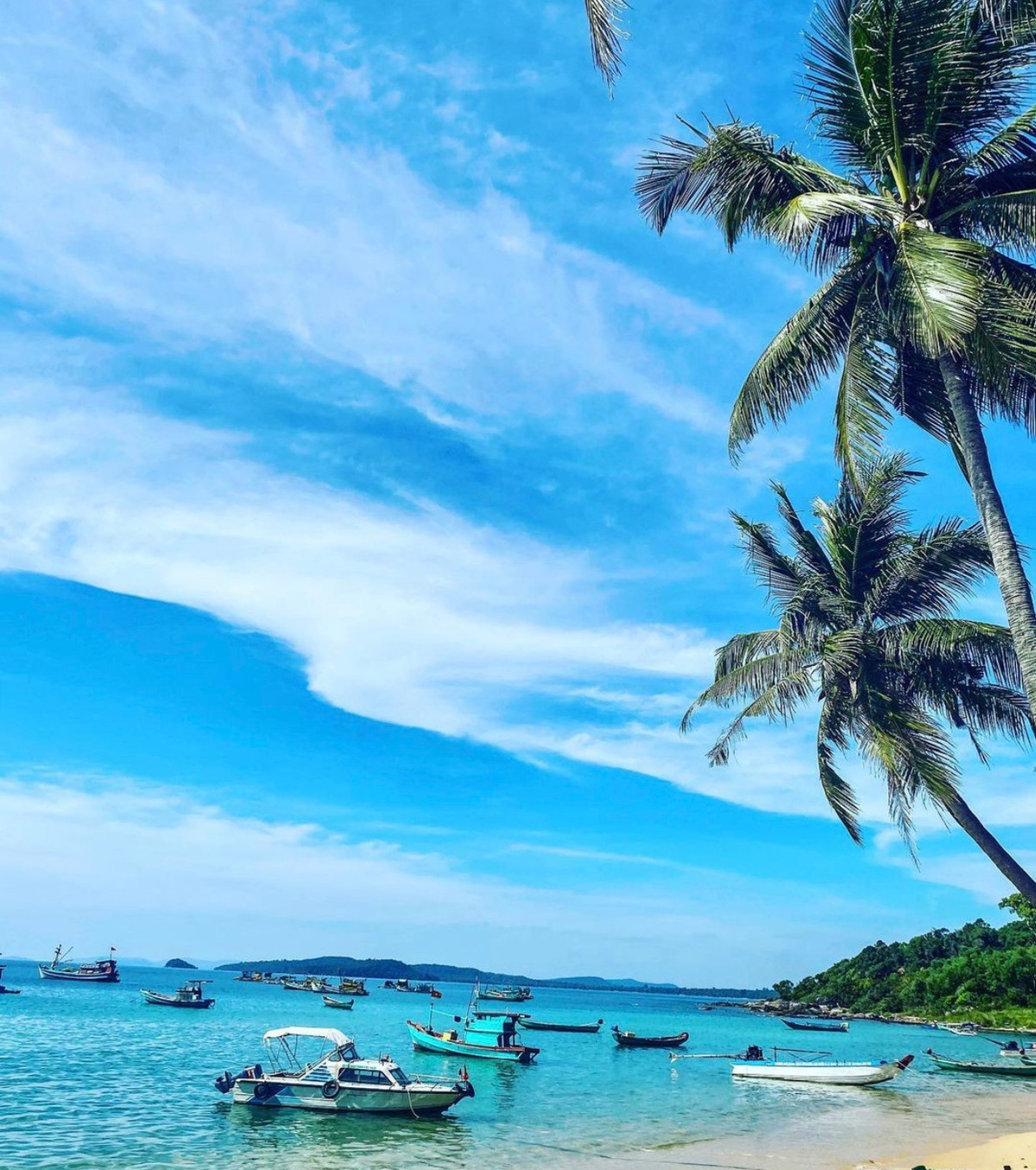  Phú Quốc (Kiên Giang) giữ kỷ lục là hòn đảo có diện tích lớn nhất cả nước. Đảo nằm trong vịnh Thái Lan, có dạng hình tam giác, diện tích khoảng 574 km2. Đảo ngọc Phú Quốc là điểm du lịch được nhiều du khách chọn lựa cho kỳ nghỉ Tết Dương lịch.