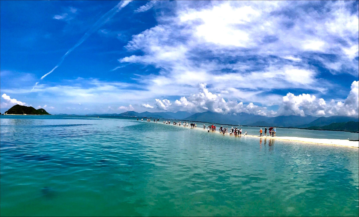 Đảo Điệp Sơn (Khánh Hòa) nằm trong vịnh Vân Phong nổi tiếng nhờ con đường cát trắng độc đáo, tách đôi mặt biển, xuất hiện khi thủy triều rút. Với chiều dài khoảng 700 m, đây được xem là con đường trên biển dài nhất Việt Nam, đem lại cho du khách cảm giác đi giữa đại dương bao la. Thời gian lý tưởng cho du khách đến đảo Điệp Sơn là thường từ tháng 1 đến tháng 8 hàng năm.