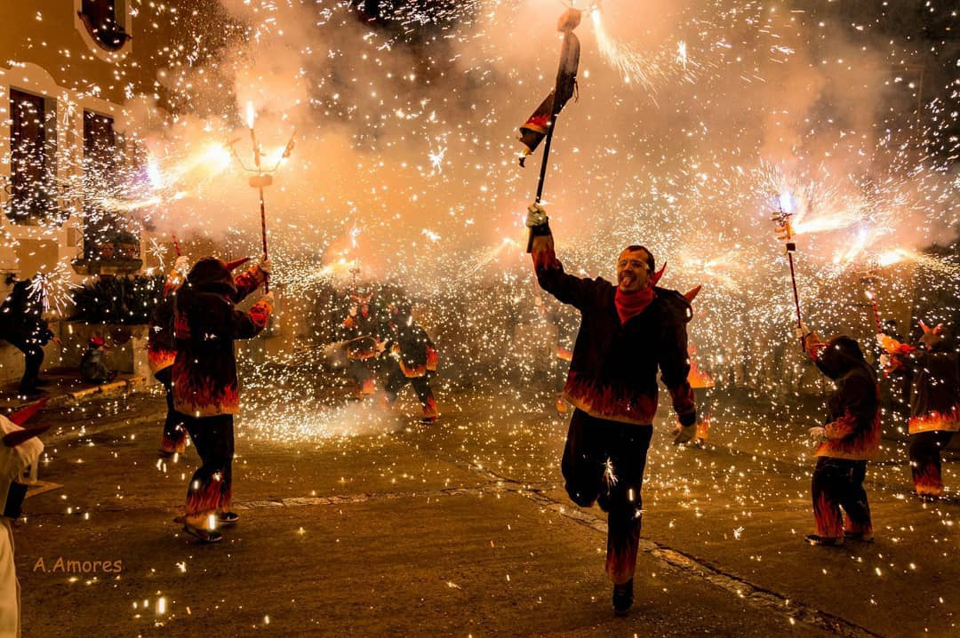 Ngoài ra, khoảnh khắc ngắm nhìn pháo hoa cũng gián tiếp giúp bạn trân quý thời điểm hiện tại và có niềm tin vào tương lai. Tuy pháo hoa phát sáng vô cùng đẹp, hình ảnh đó xuất hiện rất ngắn ngủi rồi chợt tắt và cả sự hào hứng khi xem pháo hoa cũng nhanh chóng tan biến.