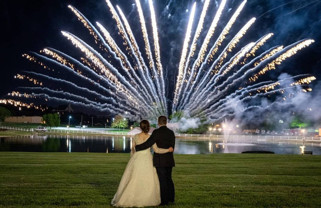 Theo quan niệm của người Trung Quốc, những tia sáng được phát ra từ pháo hoa được xem như điềm lành và những cột khói tỏa vào không gian sẽ lan tỏa khí lực cho con người.