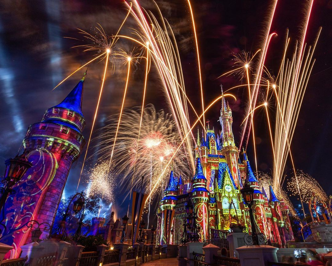 Vì thế, hãy toàn tâm toàn ý ngắm nhìn những sắc màu lung linh đó và đừng mải mê nghĩ ngợi điều gì để tận hưởng trọn vẹn vẻ đẹp dù chỉ trong chốc lát.