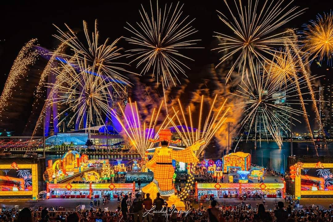 Liệu bạn có đang mong chờ giây phút được ngắm pháo hoa để xua tan bao mệt nhọc của năm cũ và tiếp thêm nhiều năng lượng cho năm mới? Thời khắc giao thừa cũng sắp đến vì thế hãy cố gắng ở bên gia đình, bạn bè để tận hưởng khoảnh khắc thiêng liêng này nhé!