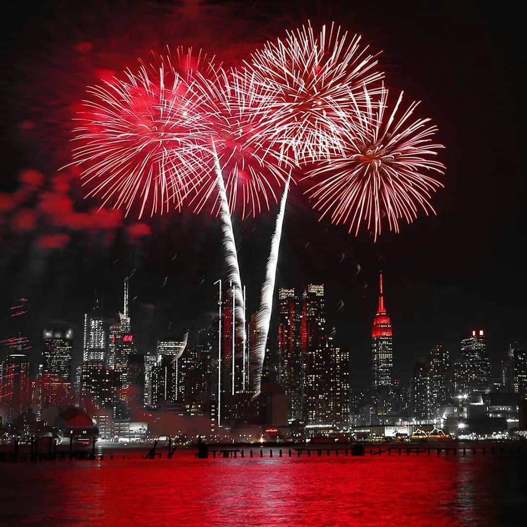 Nhiều người còn cho rằng những ai thấy được quả pháo hoa đầu tiên bắn lên sẽ nhận được nhiều may mắn trong năm tới.