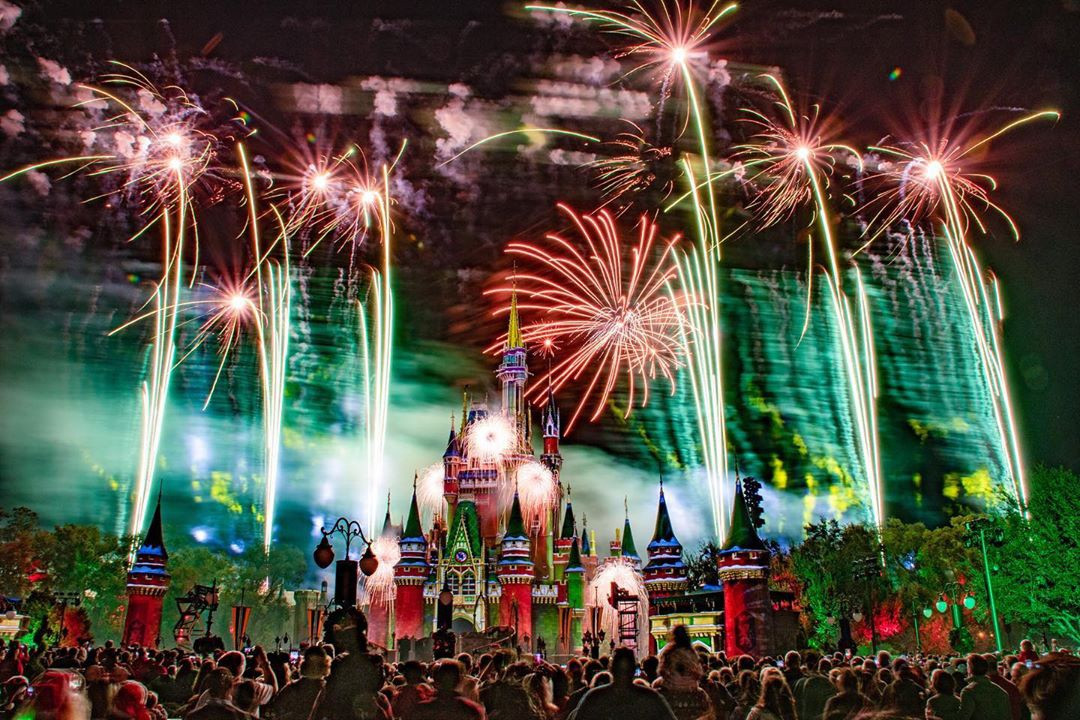 Ánh sáng và tiếng ồn của pháo hoa được xem như vũ khí lợi hại để xua đuổi tà ác và điềm xấu. Chính vì thế, vào thời khắc giao thừa, pháo hoa được bắn lên trời như một hình thức chào tạm biệt năm cũ và xua đuổi những điều không may để chào đón một năm mới tốt đẹp.