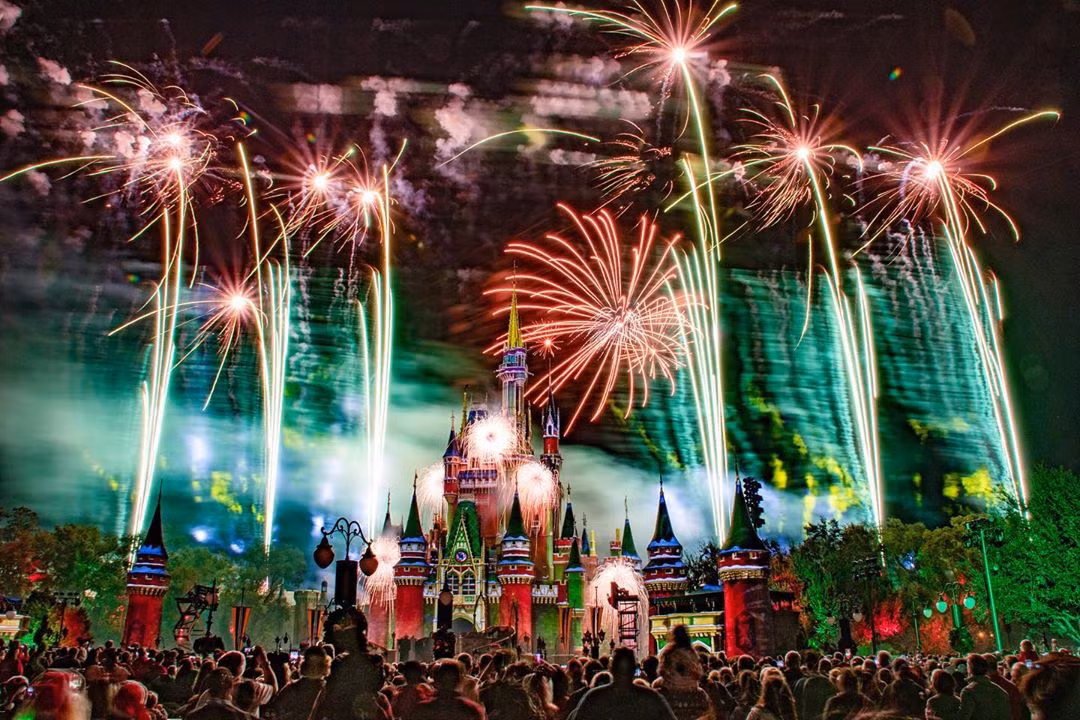 Ánh sáng và tiếng ồn của pháo hoa được xem như vũ khí lợi hại để xua đuổi tà ác và điềm xấu. Chính vì thế, vào thời khắc giao thừa, pháo hoa được bắn lên trời như một hình thức chào tạm biệt năm cũ và xua đuổi những điều không may để chào đón một năm mới tốt đẹp.