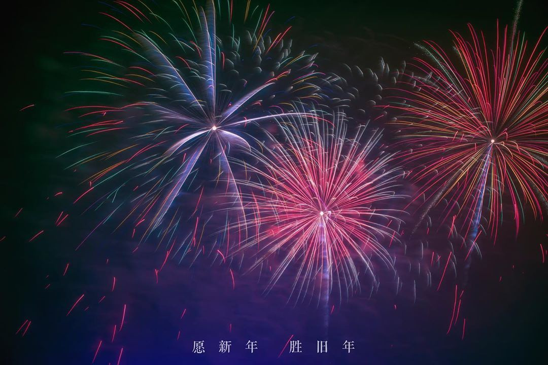 Xuất phát từ Trung Quốc: Vào khoảng thế kỷ thứ 7, người Trung Quốc cổ đại đã phát minh ra pháo hoa để xua đuổi tà ma và bảo vệ sự yên lành cho những người trong làng.