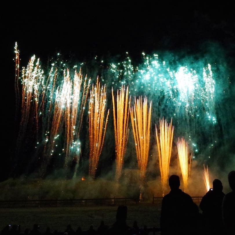 Sau này, truyền thống bắn pháo hoa trở thành một món ăn tinh thần không thể thiếu của người dân trong mỗi thời khắc giao thừa để cầu nguyện cho năm mới bình yên.