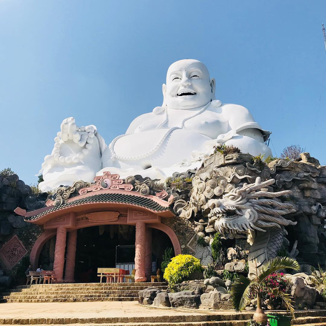 Trên đỉnh núi Cấm, tức Thiên Cấm Sơn, ở huyện Tịnh Biên, tỉnh An Giang có công trình tượng Phật Di Lặc lập kỷ lục châu Á. Theo các tài liệu, tượng có chiều cao 33,6 m, ước nặng 600 tấn, diện tích bệ tượng 27x27 m, có kết cấu bê tông cốt thép. Ảnh: Loc1009.