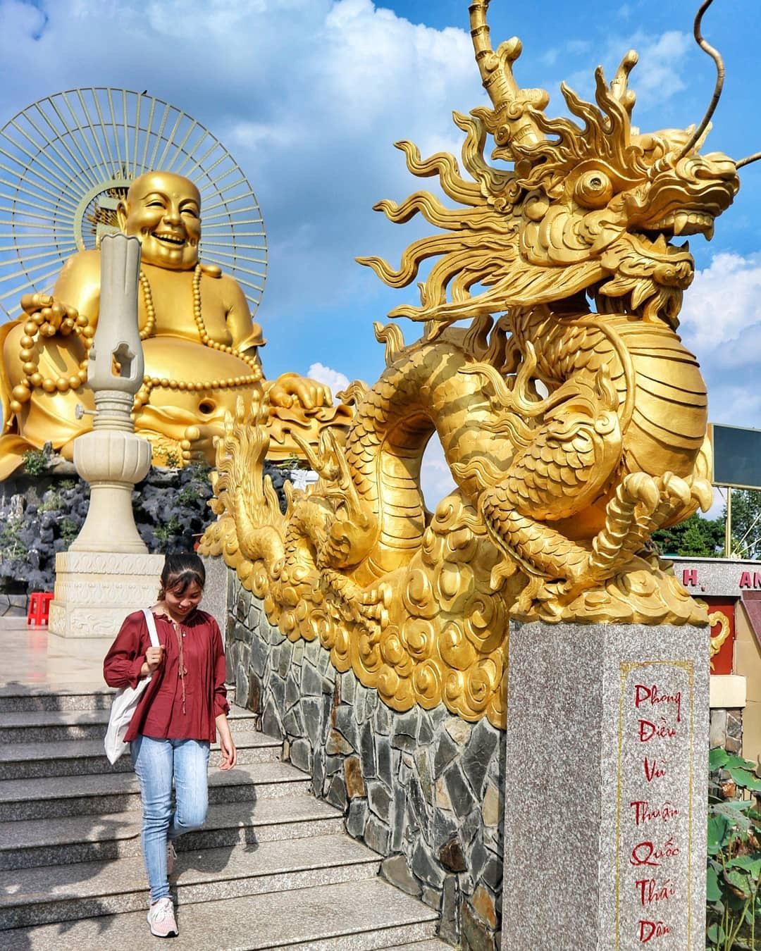 Chùa Vạn Phước nằm ở thị trấn Bình Đại, huyện Bình Đại, tỉnh Bến Tre. Khuôn viên chùa có tượng Phật Di Lặc ước nặng 99 tấn, thếp vàng rực rỡ, gây ấn tượng với nhiều du khách. Ảnh: Maylam.ng_25_.