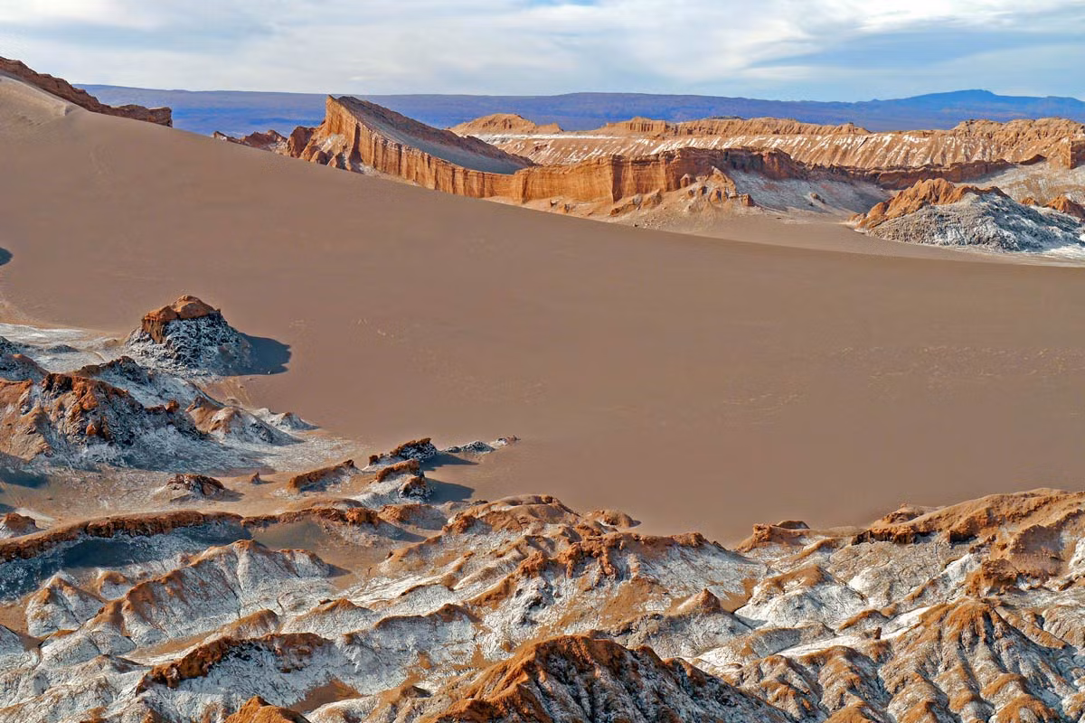  Nhiều natri nitrat hơn bất kỳ nơi nào: Natri nitrat được biết đến nhiều nhất trong việc sử dụng làm chất nổ và phân bón. Hợp chất này có nhiều ở sa mạc Atacama. Nguồn cung lớn đến mức trong những năm 1940, các thị trấn khai thác natri nitrat bị bỏ hoang được tìm thấy khắp khu vực có hàm lượng khoáng chất cao trên sa mạc. Nơi đây là nguồn cung cấp natri nitrat tự nhiên lớn nhất thế giới.