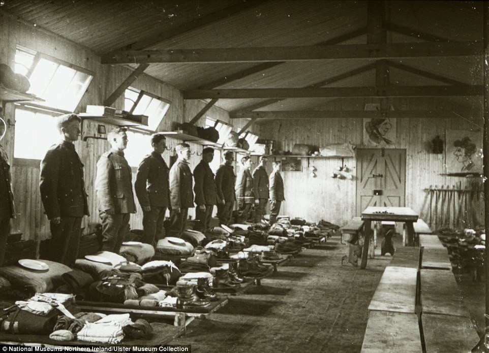 Lính trinh sát thuộc tiểu đoàn 14 của quân đội Hoàng gia Ireland bên trong túp lều bằng gỗ tại doanh trại Randalstown, hạt Antrim năm 1915.