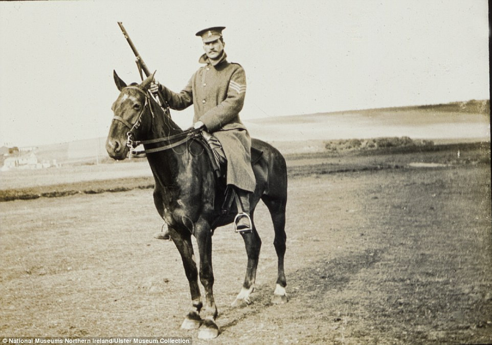 Trung sĩ James Scott cưỡi ngựa tại hạt East Sussex, Anh, năm 1915 . Ông đã thiệt mạng trong trận Messines tại West Flanders thuộc Bỉ hai năm sau đó.