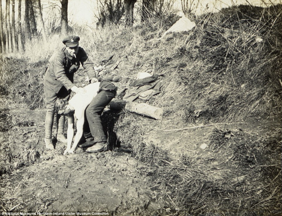 Paul Pollock (người đàn ông đứng và hút thuốc lá), con trai của một mục sư tại nhà thờ Presbyteria, đã tử trận ngày 1/7/1916. Người ta không thể tìm thấy thi thể của ông. Năm 2013, tên của Pollock được ghi vào đài tưởng niệm Thievpal – nơi tưởng nhớ những những binh sĩ mất tích trong trận chiến Somme năm xưa.