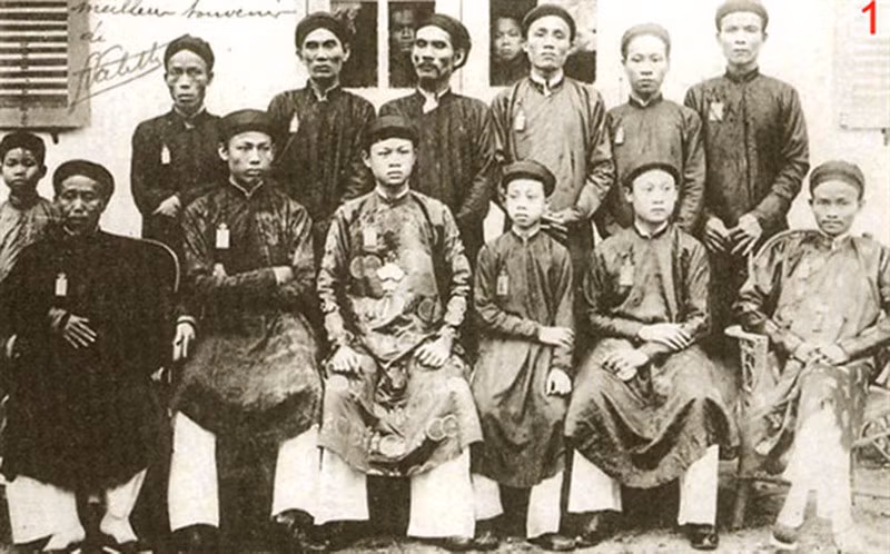 Hành động yêu nước của vua Thành Thái cuối cùng bị thực dân Pháp phát hiện. Lấy cớ vua bị điên, thực dân Pháp đã phế truất ông năm 1907, bắt đi đày ở đảo Đảo Réunion. Năm 1945, ông được đưa về nước. Ông mất năm 1954 tại Sài Gòn.