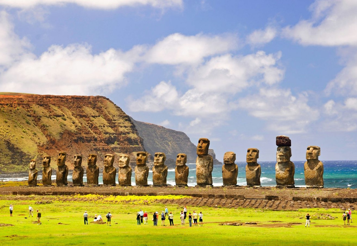 Ước tính có khoảng 900 bức tượng đá khổng lồ moai trên đảo Phục Sinh. Các tượng ở đây có chiều cao khoảng 2-20 m, chia thành nhiều loại với kích cỡ khác nhau, có cả những tượng đang trong quá trình chạm khắc, hoặc đang trong quá trình di chuyển đến địa điểm cuối cùng để đặt tượng. Ahu Tongariki là cụm tượng lớn nhất ở đảo với 15 moai.