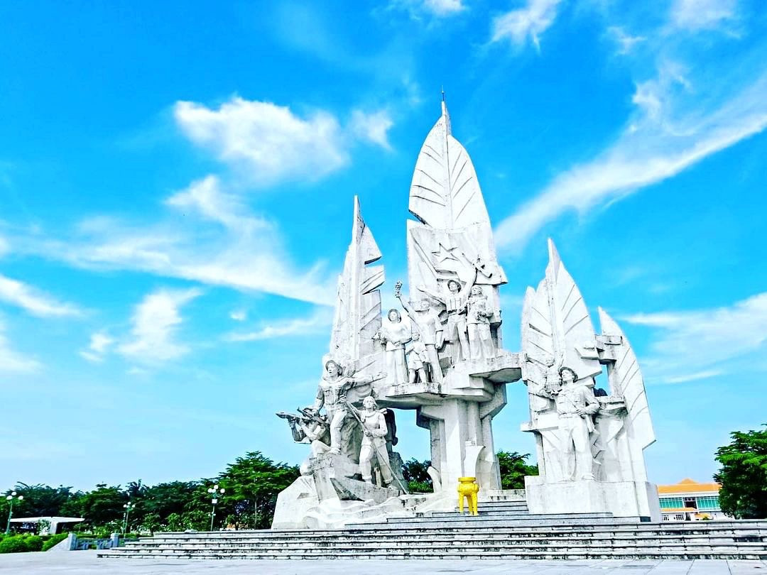 Năm 2013, di tích lịch sử Chiến thắng Chương Thiện ở TP Vị Thanh (cùng một địa điểm khác ở huyện Long Mỹ, tỉnh Hậu Giang) được xếp hạng di tích quốc gia đặc biệt. Cụm tượng đài 3 mũi giáp công là một trong những điểm nhấn kiến trúc ở đây. Ảnh: Vũ Thế.