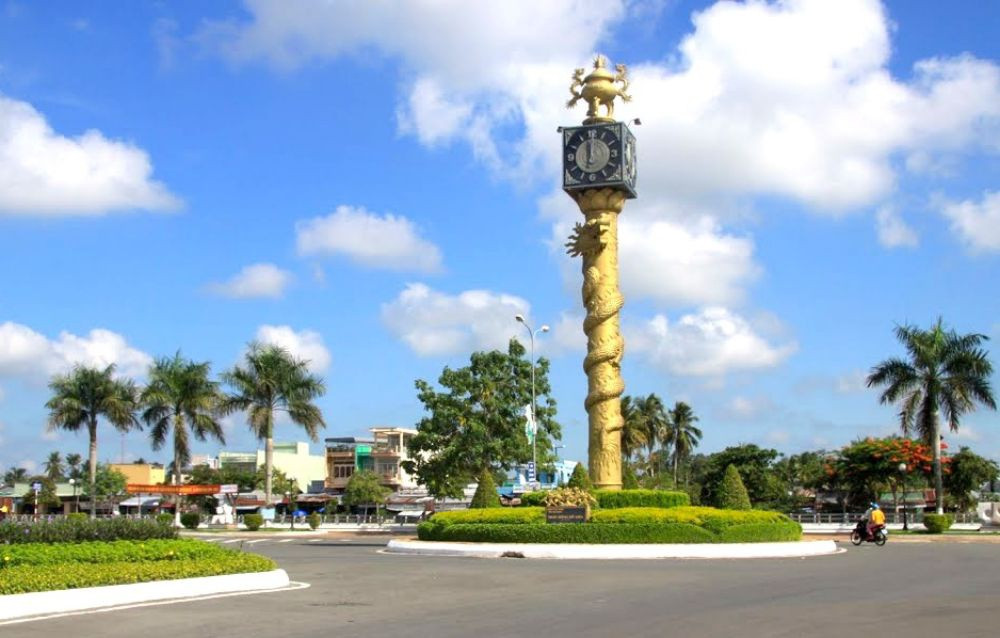 Tháp đồng hồ ASIA là công trình mang tính biểu tượng, tạo điểm nhấn kiến trúc cho khu vực trung tâm đô thị TP Vị Thanh. Tháp thể hiện hình ảnh một con rồng uốn lượn, thân quấn vào cột đơn có tòa sen, nâng đỡ khối hộp đồng hồ 4 mặt. Ảnh: Đăng Định.