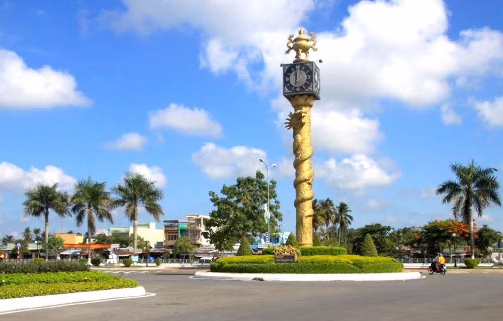 Tháp đồng hồ ASIA là công trình mang tính biểu tượng, tạo điểm nhấn kiến trúc cho khu vực trung tâm đô thị TP Vị Thanh. Tháp thể hiện hình ảnh một con rồng uốn lượn, thân quấn vào cột đơn có tòa sen, nâng đỡ khối hộp đồng hồ 4 mặt. Ảnh: Đăng Định.