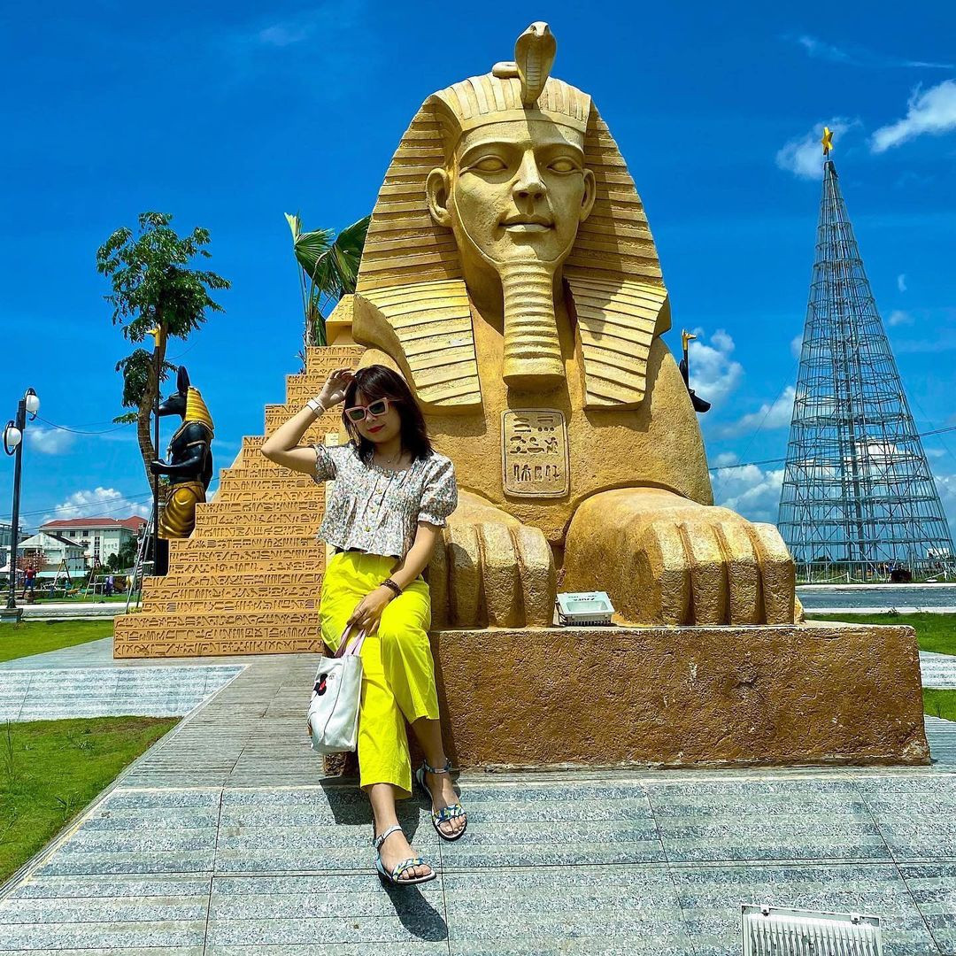 Nằm tại TP Vị Thanh, Công viên 7 kỳ quan thế giới cổ đại The Miracle là điểm đến thu hút giới trẻ check-in. Tại đây tái hiện đại kim tự tháp Giza (Ai Cập), đền Artemis (Thổ Nhĩ Kỳ), tượng thần Zeus (Hy Lạp)... Ảnh: Thảo Chi.