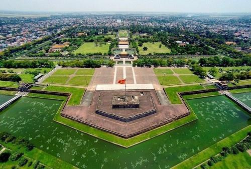 Cuối năm 1819, vua Gia Long ốm nặng rồi qua đời. Trước khi mất, ông truyền ngôi lại cho con thứ là Nguyễn Phúc Đảm (vua Minh Mạng). Minh Mạng trở thành vị vua giỏi trị nước, xây dựng được quốc gia Đại Nam phồn thịnh, hùng mạnh bậc nhất trong khu vực.