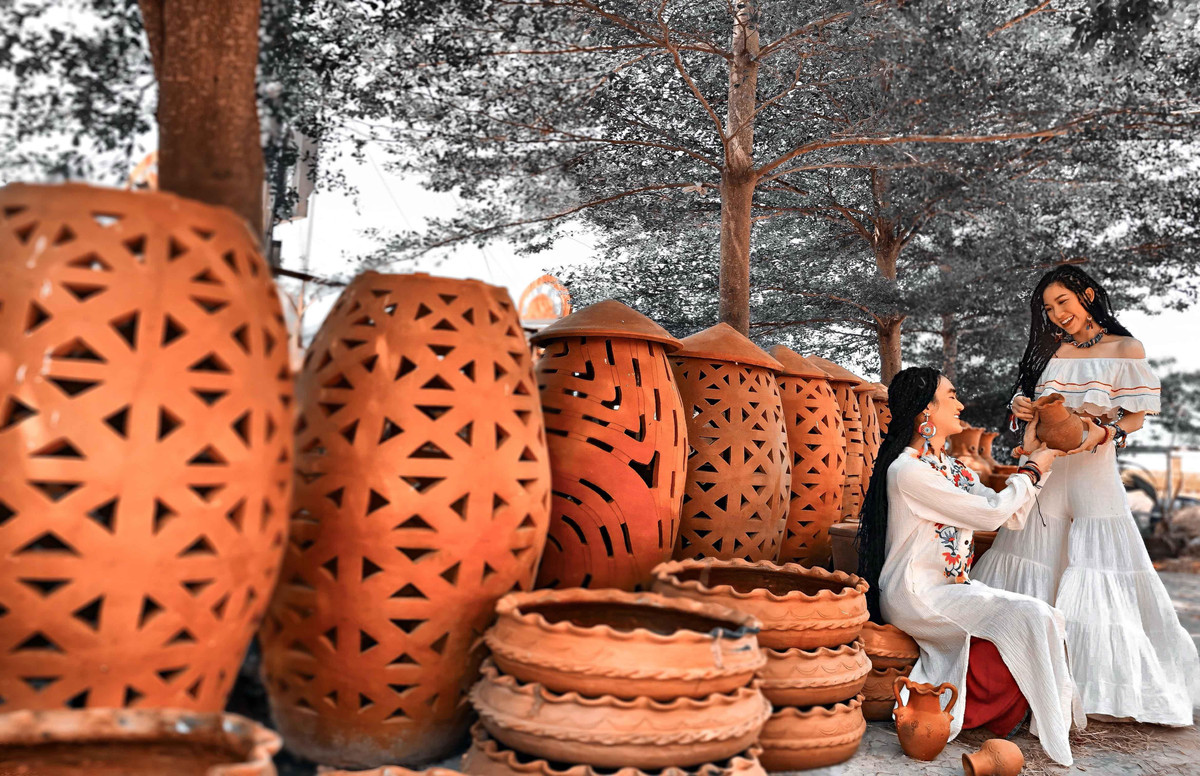 Nằm ở huyện Ninh Phước, tỉnh Ninh Thuận, Bàu Trúc được xem là làng gốm cổ bậc nhất Đông Nam Á còn tồn tại đến nay. Cổng TTĐT Sở Văn hóa, Thể thao và Du lịch Ninh Thuận cho biết làng gốm này có lịch sử hình thành và phát triển hơn 800 năm. Để cho ra sản phẩm gốm thủ công độc đáo, người thợ phải trải qua nhiều công đoạn khéo léo, trong đó có kỹ thuật không dùng bàn xoay đặc trưng.