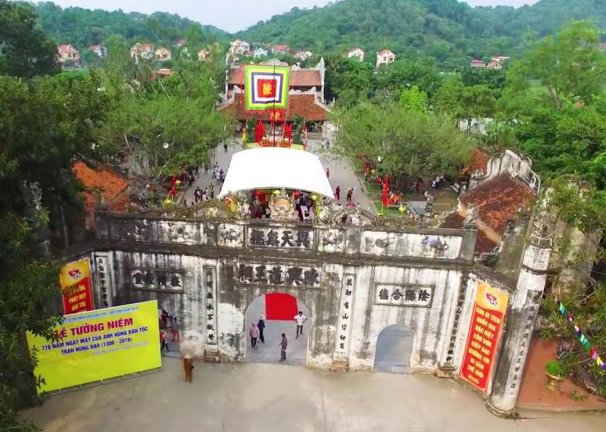 Nghe tin Trần Hưng Đạo mất, triều đình Đại Việt phong tặng ông là "Thái sư Thượng Phụ Thượng Quốc công Nhân Vũ Hưng Đạo Đại Vương". Ông được nhân dân cả nước tôn vinh là Đức Thánh Trần, lập đền thờ ở nhiều nơi, song nổi tiếng hơn cả là Đền Kiếp Bạc ở xã Hưng Đạo (Chí Linh, Hải Dương). Đây là nơi ông lập căn cứ, tích trữ lương thực, huấn luyện quân sĩ trong các cuộc kháng chiến chống quân Nguyên Mông.