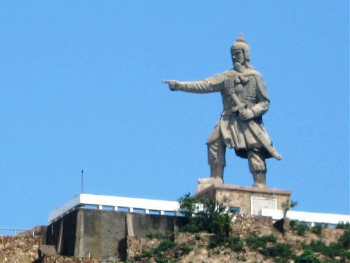 Cả 4 người trên đều là tướng tài giỏi của Hưng Đạo Vương Trần Quốc Tuấn. Trong đó, Nguyễn Địa Lô rất giỏi bắn cung, được phong là cung thủ số một của nhà Trần đương thời.