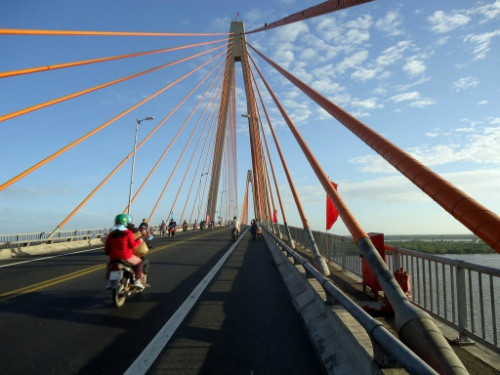 Cầu Rạch Miễu là công trình do kỹ sư Việt Nam tự thiết kế và thi công, có 4 làn xe, rộng 15 m, dài 2,86 km. Cầu Rạch Miễu nối thành phố Mỹ Tho của tỉnh Tiền Giang và huyện Châu Thành của tỉnh Bến Tre.